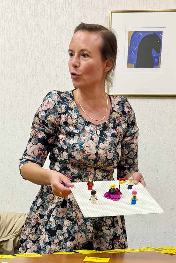 Laure Merlin explaining blockchain with Lego